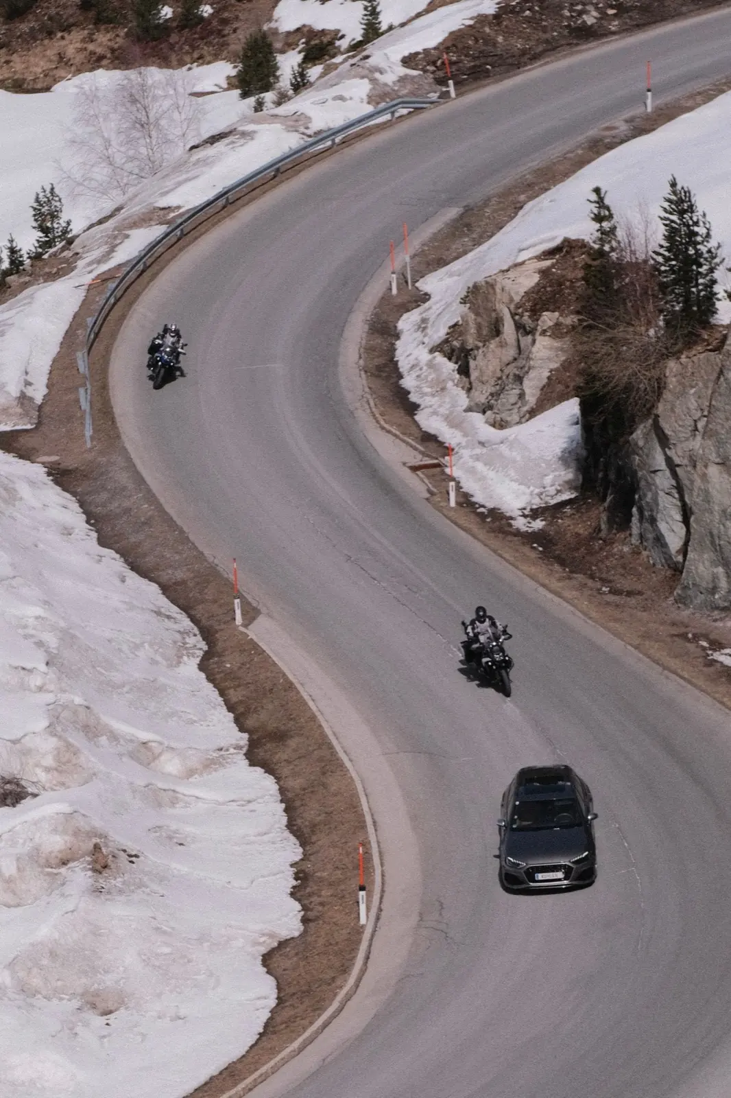 Két motoros hátulról, nyílt úton, nappali fényben